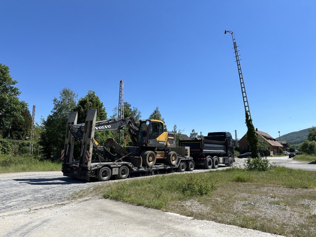 Transport einer Baumaschine auf einem Tieflader