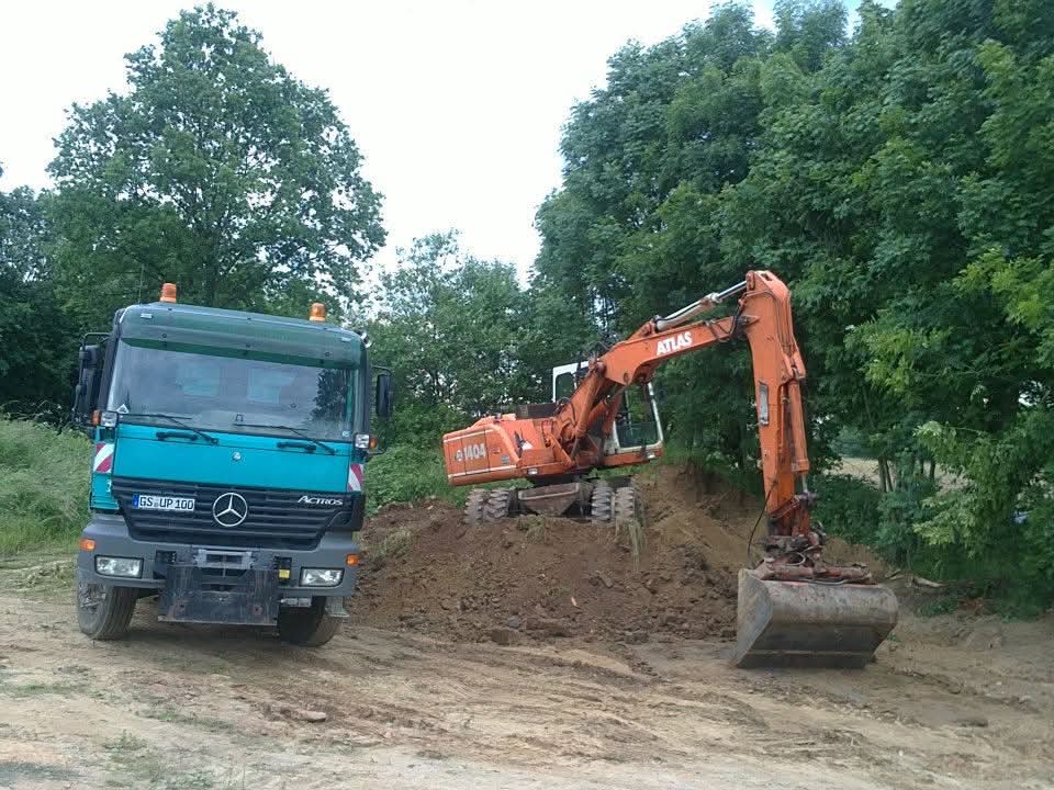 Bagger und LKW